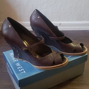 Dark brown wedges